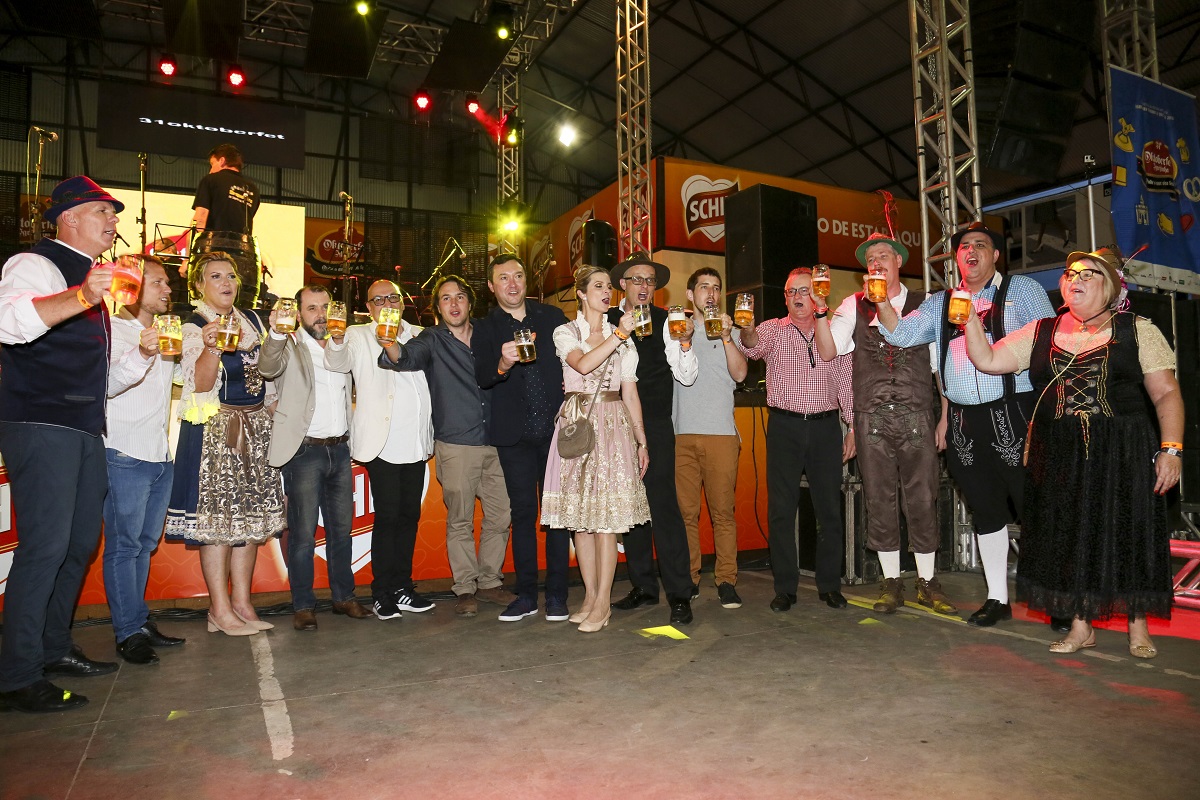 Oktoberfest de Igrejinha inicia com desfile, solenidade de abertura e show animado