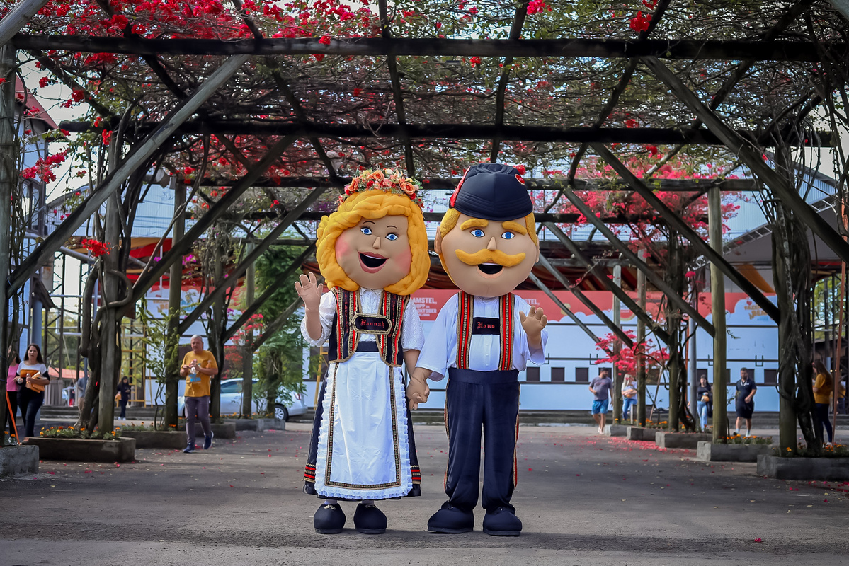 Bonecos-símbolo da festa ganham trajes novos para a 33ª Oktoberfest de Igrejinha