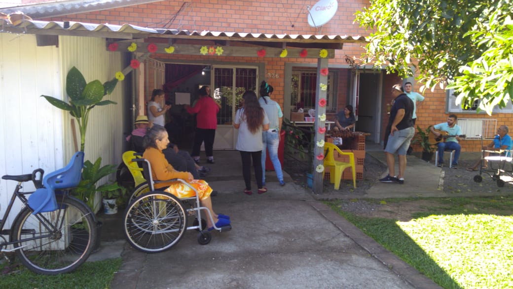 SOCIALIZAÇÃO: Lar do Idoso é beneficiado com ação de colegas de trabalho 