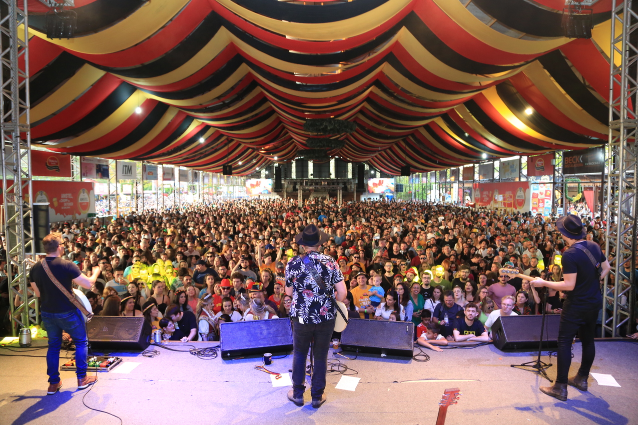 Cultura germânica e rock celebrados no segundo Super Sábado da Oktoberfest de Igrejinha