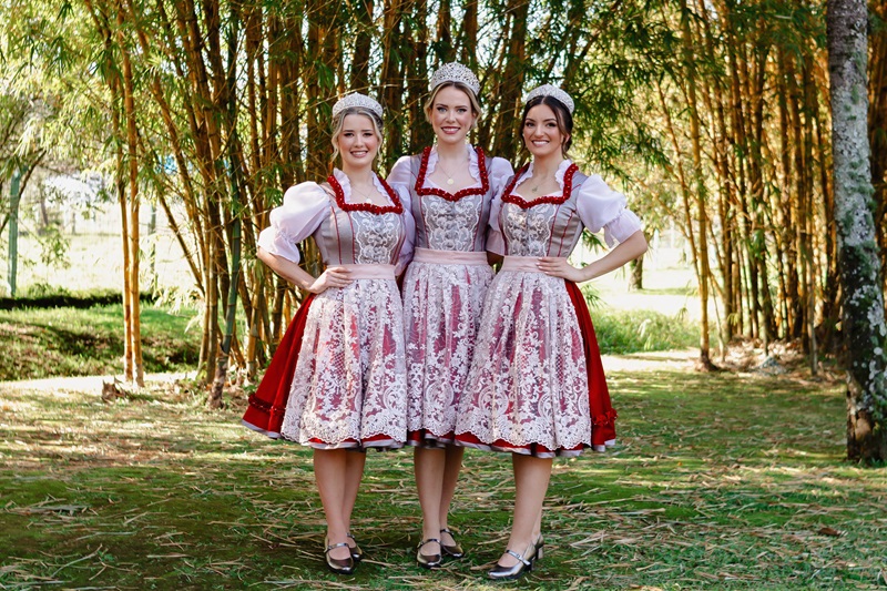 Soberanas da 35ª Oktoberfest de Igrejinha apresentam traje de passeio 