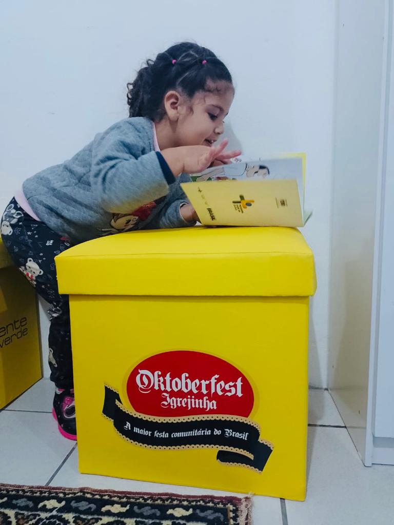 Oktoberfest de Igrejinha entrega puffs produzidos através de copos reciclados para escolas da cidade