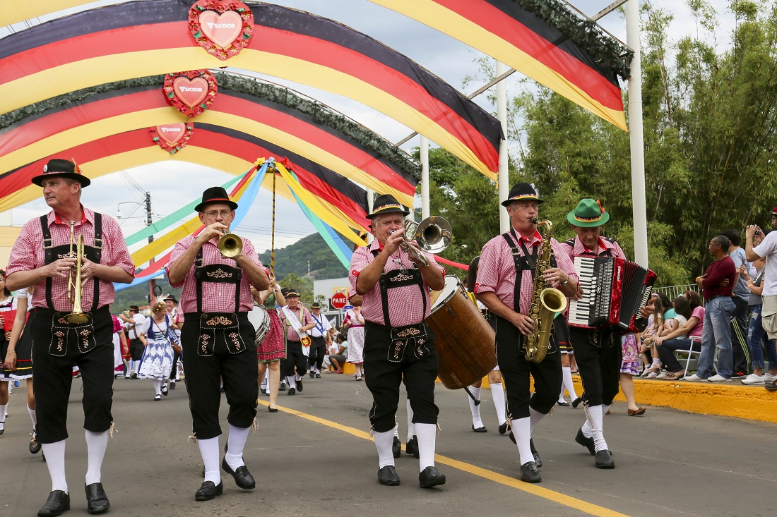 Oktoberfest de Igrejinha inicia com desfile, solenidade de abertura e show animado