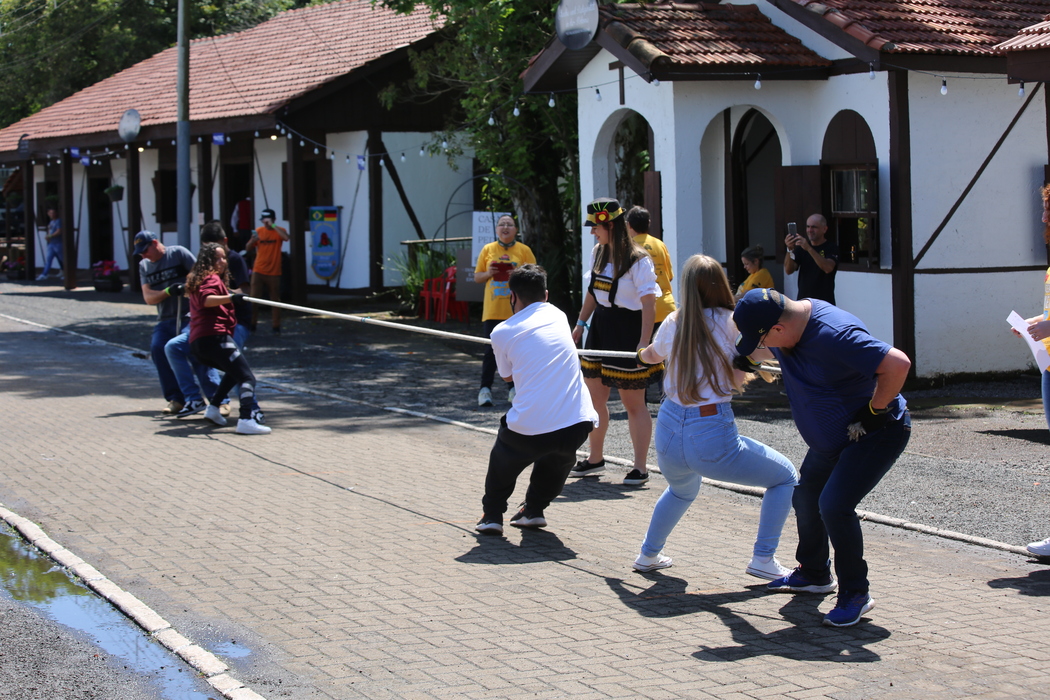 Primeiro domingo da Oktoberfest de Igrejinha reúne famílias e amigos para prestigiar música e atrações culturais