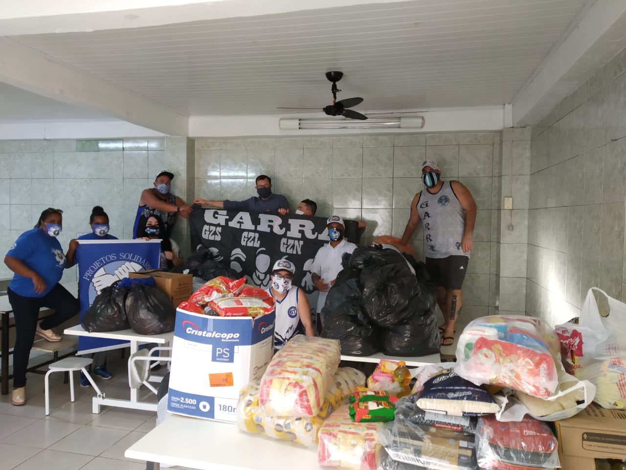 Vitrine do Bem: torcida organizada 'Garra Tricolor' doa alimentos