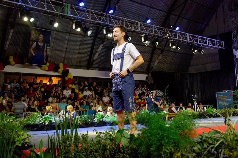 Desfile de trajes típicos coloriu com moda e cultura espetáculo do Kerb das Soberanas