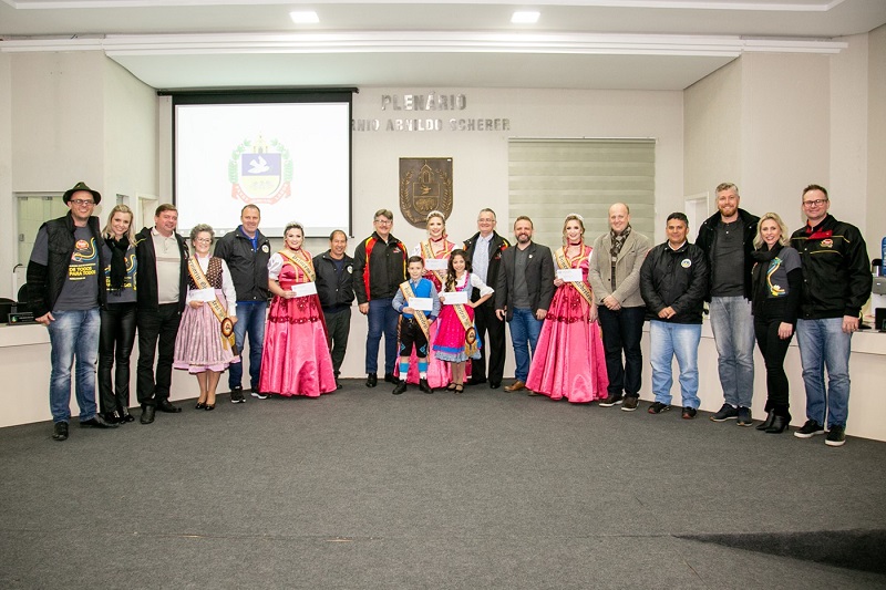 Câmara de Igrejinha reconhece trabalho voluntário da corte da Oktoberfest