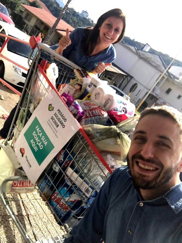 SOCIALIZAÇÃO: pedágio do Sicoob Ecocredi enche carrinhos de cooperação e solidariedade