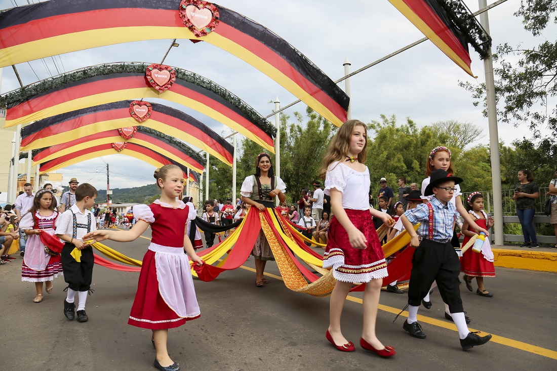 Oktoberfest de Igrejinha inicia com desfile, solenidade de abertura e show animado