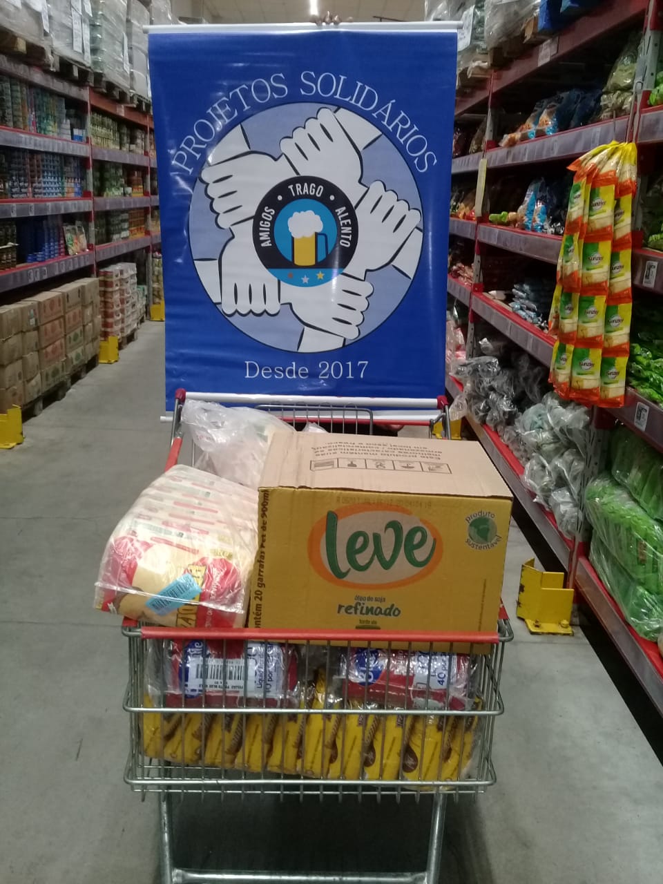 Vitrine do Bem: torcida organizada 'Garra Tricolor' doa alimentos