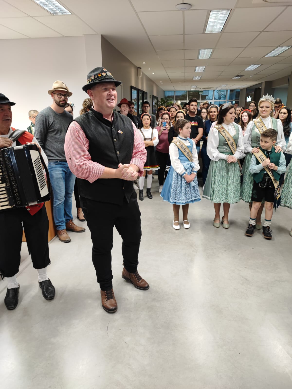 Mais de 20 indústrias de Igrejinha recebem comitiva para divulgação da 34ª edição da Oktoberfest