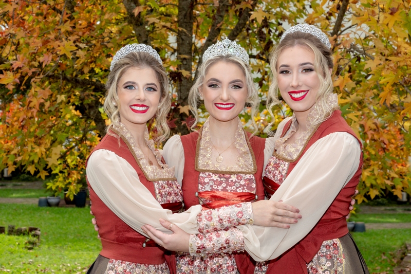 Trajes das soberanas da 33ª Oktoberfest de Igrejinha resgatam história da festa