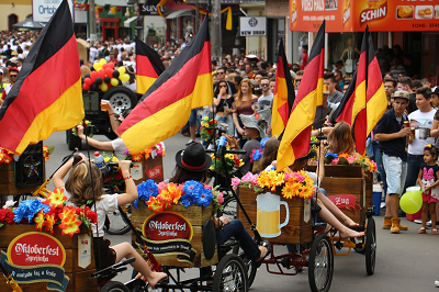 Desfile Oficial resgatou história da festa e levou população às ruas