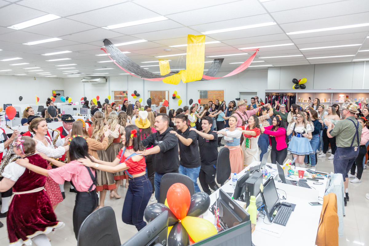 Alegria da Oktoberfest de Igrejinha contagia indústrias da região