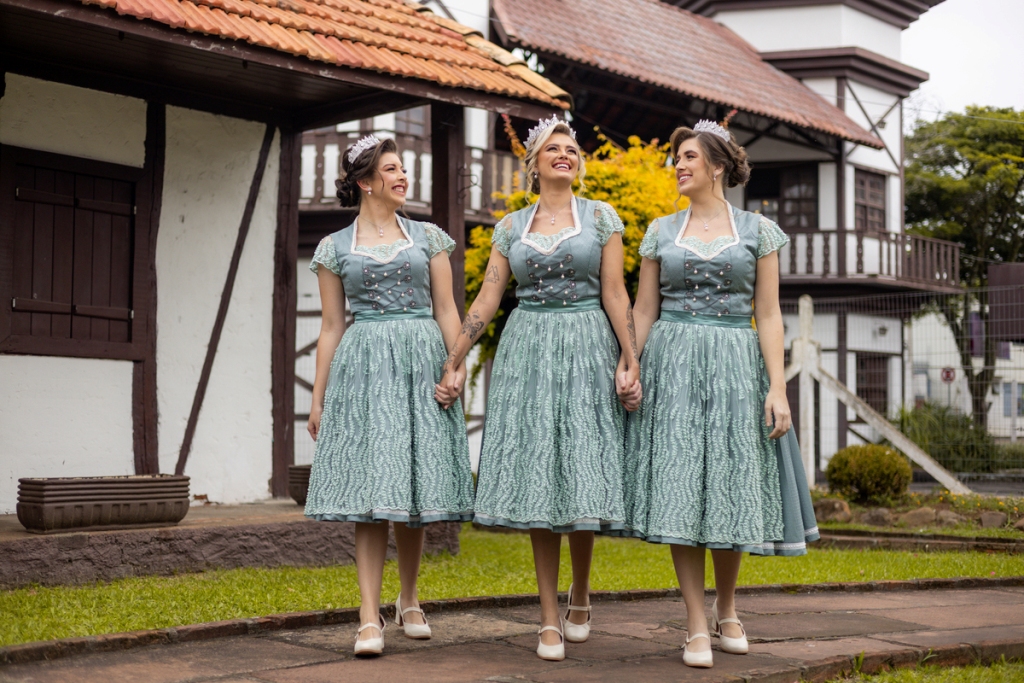 Traje de passeio das soberanas da 34ª Oktoberfest de Igrejinha é inspirado em modelo tradicional da Alemanha