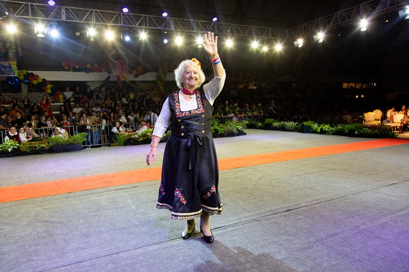 Desfile de trajes típicos coloriu com moda e cultura espetáculo do Kerb das Soberanas