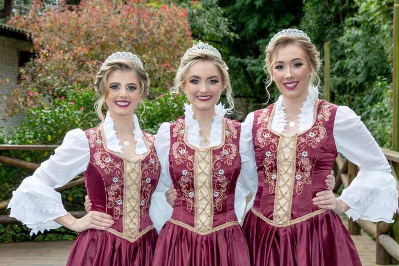 Trajes das soberanas da 33ª Oktoberfest de Igrejinha resgatam história da festa