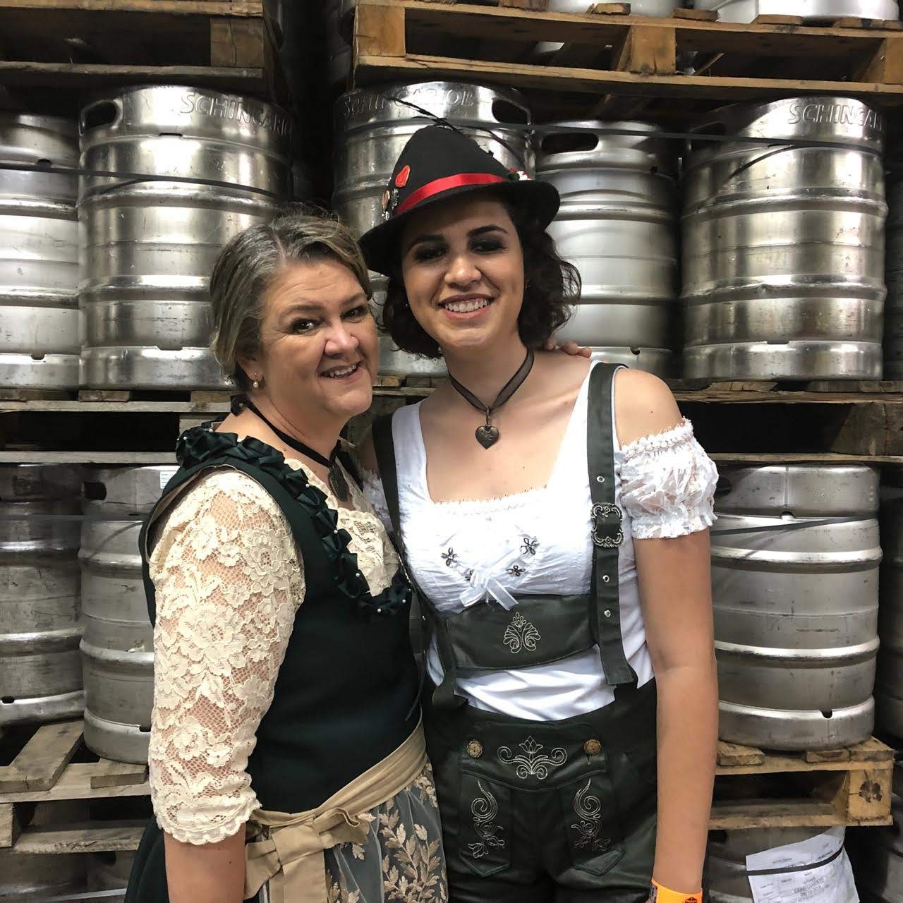 Amor de mãe: voluntárias fazem da Oktoberfest  uma lição de vida aos seus filhos 