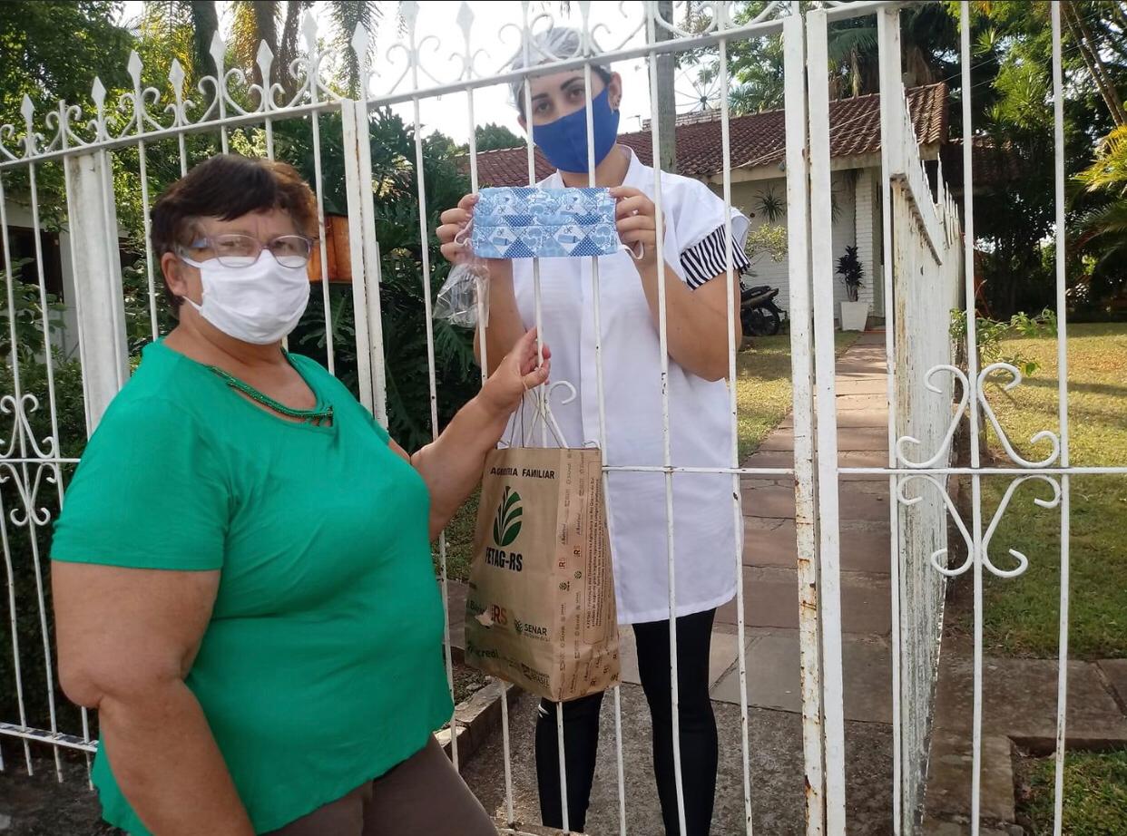 Vitrine do Bem: Oase arrecada roupas e alimentos e produz máscaras