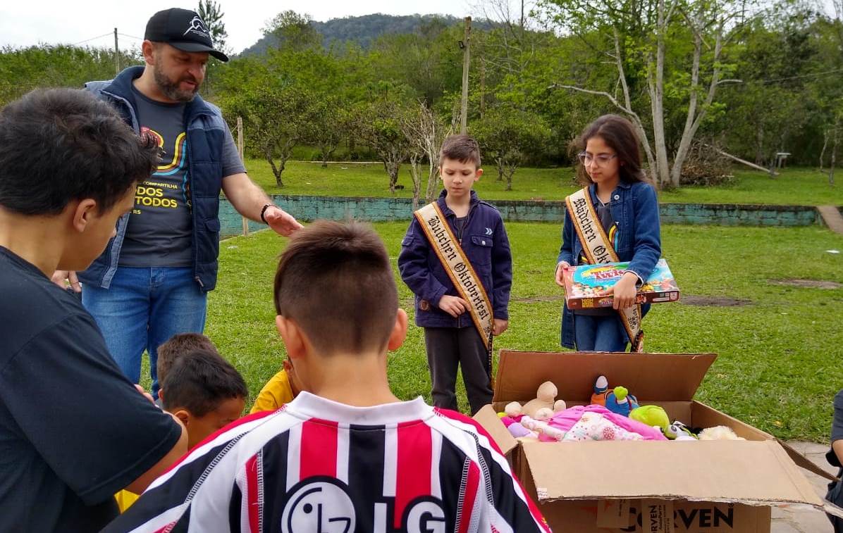 SOCIALIZAÇÃO: Bubchen e Mädchen realizam ação social