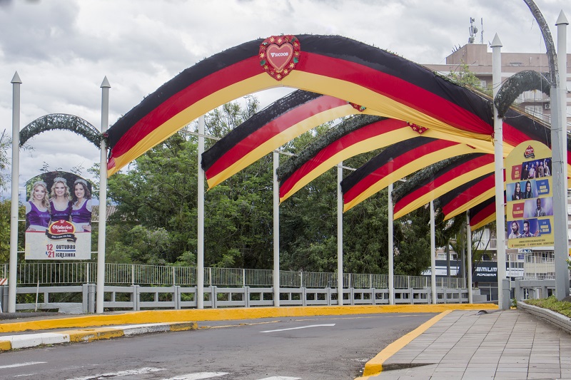 Clima da Oktoberfest já toma conta das ruas de Igrejinha