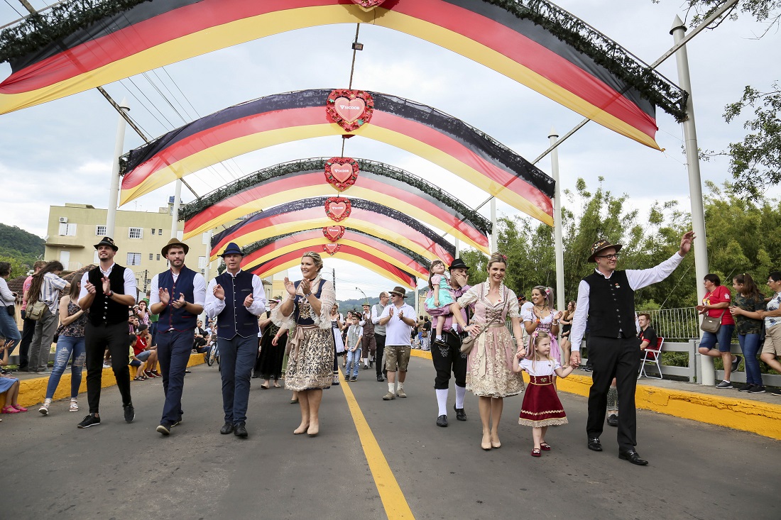 Oktoberfest de Igrejinha inicia com desfile, solenidade de abertura e show animado