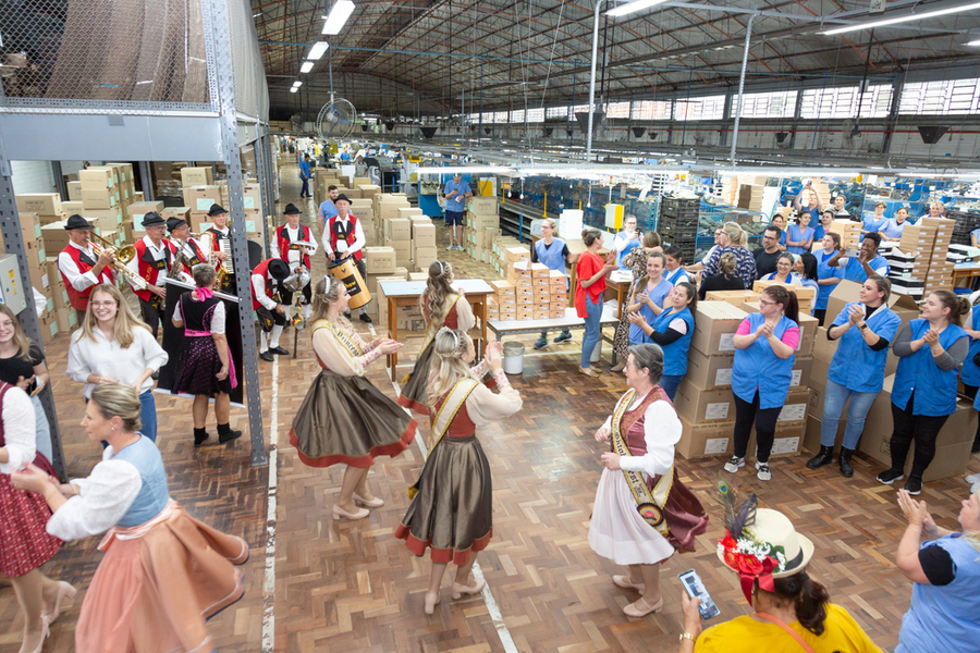 Alegria da Oktoberfest de Igrejinha contagia indústrias da região