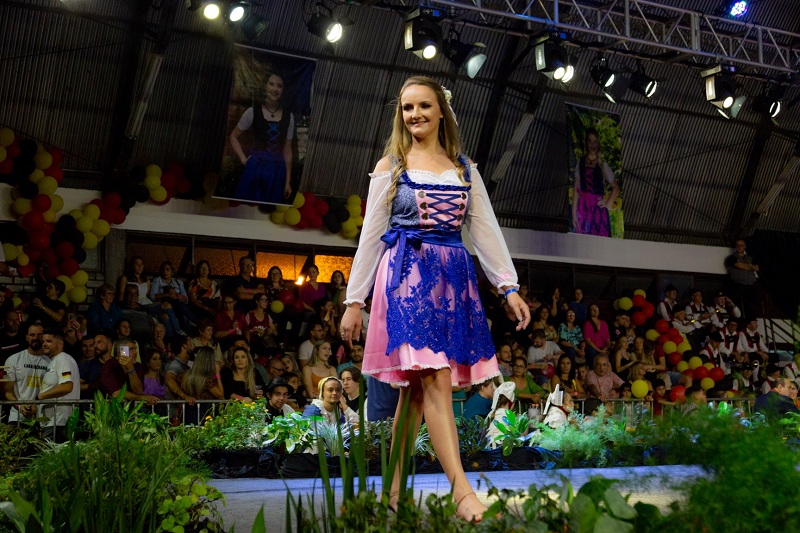 Desfile de trajes típicos coloriu com moda e cultura espetáculo do Kerb das Soberanas