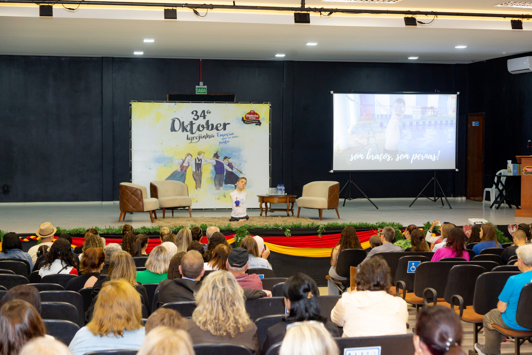 Palestra com Tiago Linck marca encerramento dos Projetos de Socialização da Oktoberfest em 2023