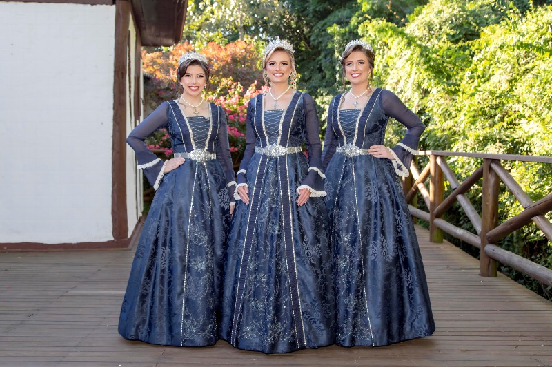 Soberanas da 34ª Oktoberfest de Igrejinha apresentam trajes oficiais