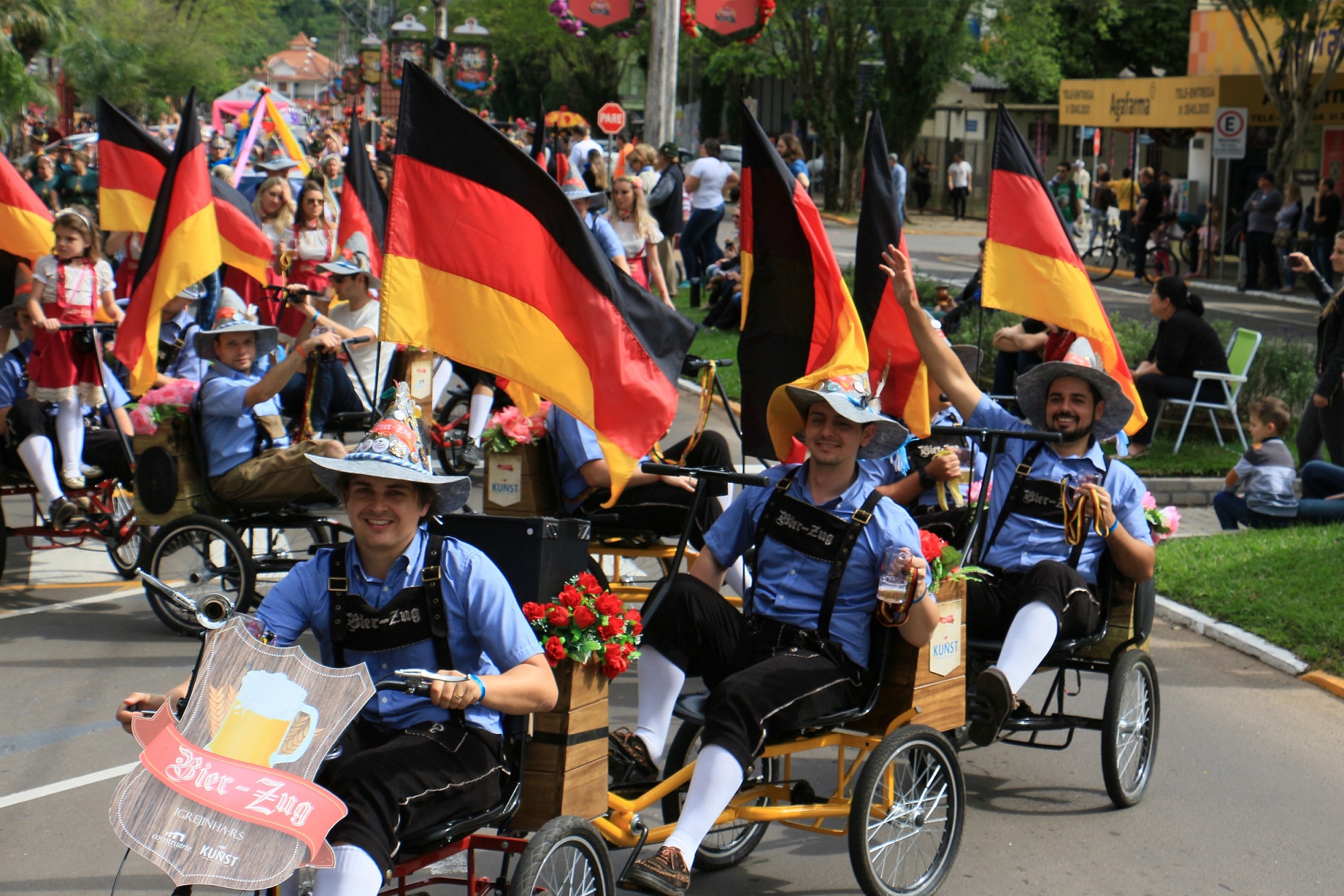 Desfile Oficial é a primeira atração na  programação 