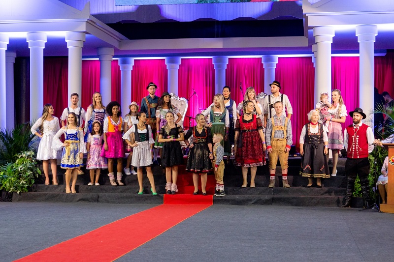 Desfile de trajes típicos coloriu com moda e cultura espetáculo do Kerb das Soberanas