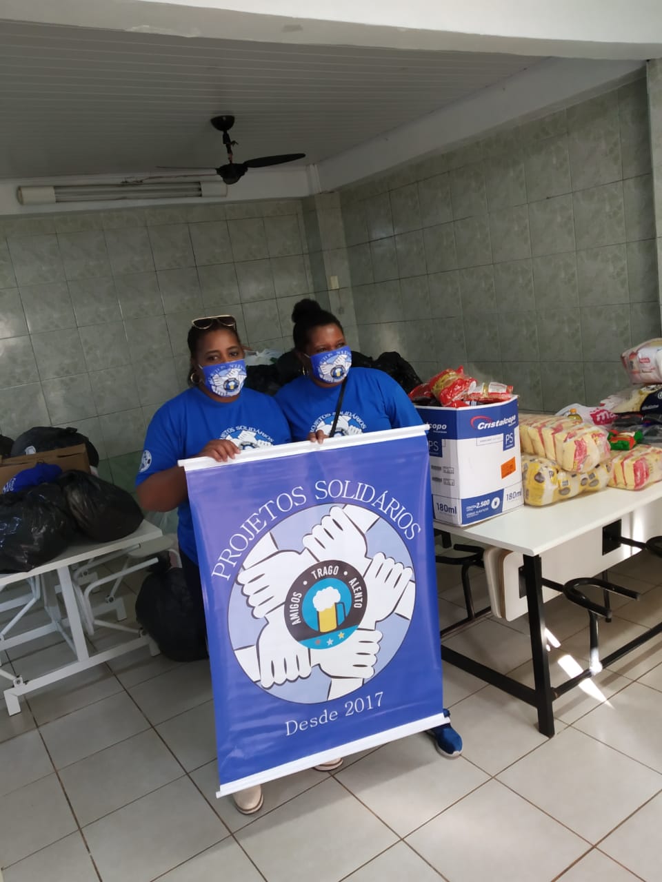 Vitrine do Bem: torcida organizada 'Garra Tricolor' doa alimentos