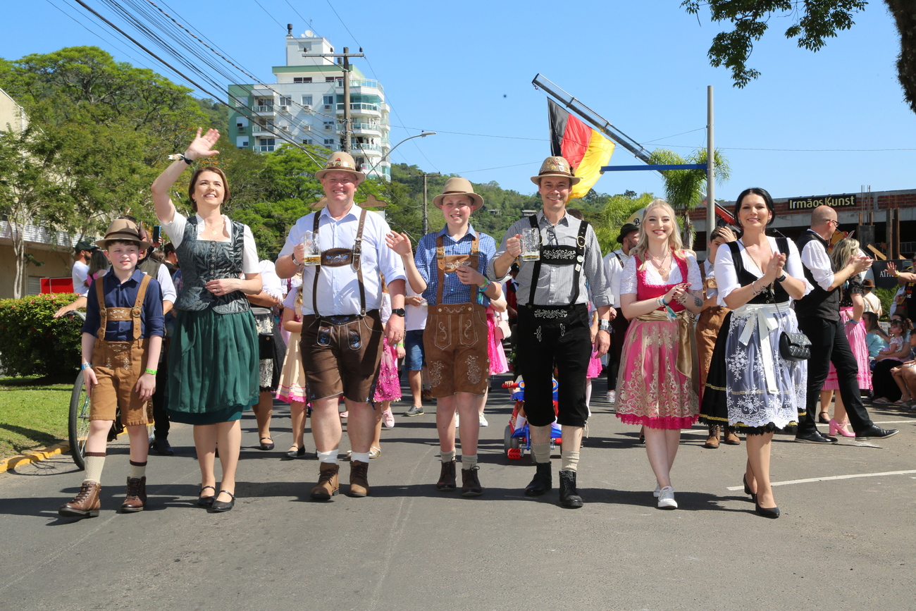 Super Sábado da Oktoberfest de Igrejinha resgata cultura através de Desfile Temático e Jogos Germânicos 