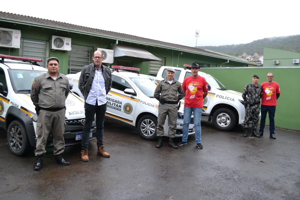 Oktoberfest entrega duas novas viaturas à Brigada Militar