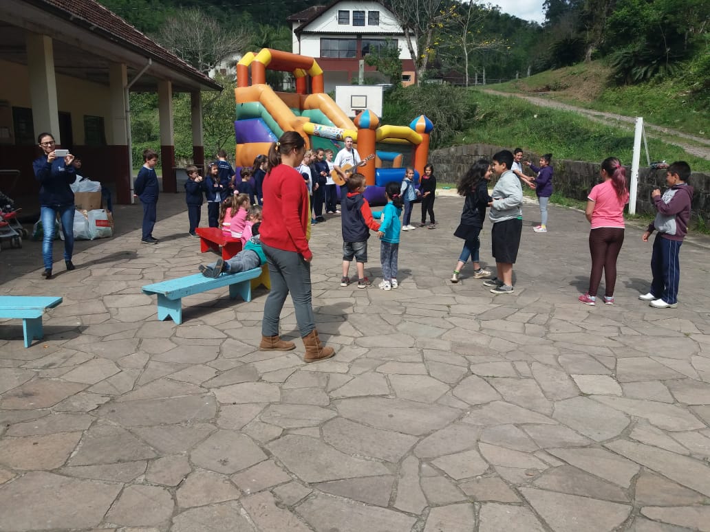 SOCIALIZAÇÃO: EFLUR realiza Ação Social no Instituto Santíssima Trindade