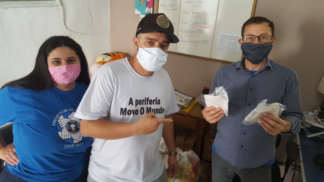 Vitrine do Bem: torcida organizada 'Garra Tricolor' doa alimentos