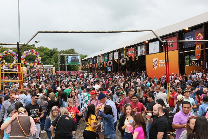 Chuva de sábado não desanimou o público da Oktoberfest de Igrejinha