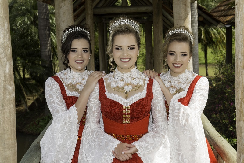 Traje oficial das Soberanas representa o amor com beleza e vibração