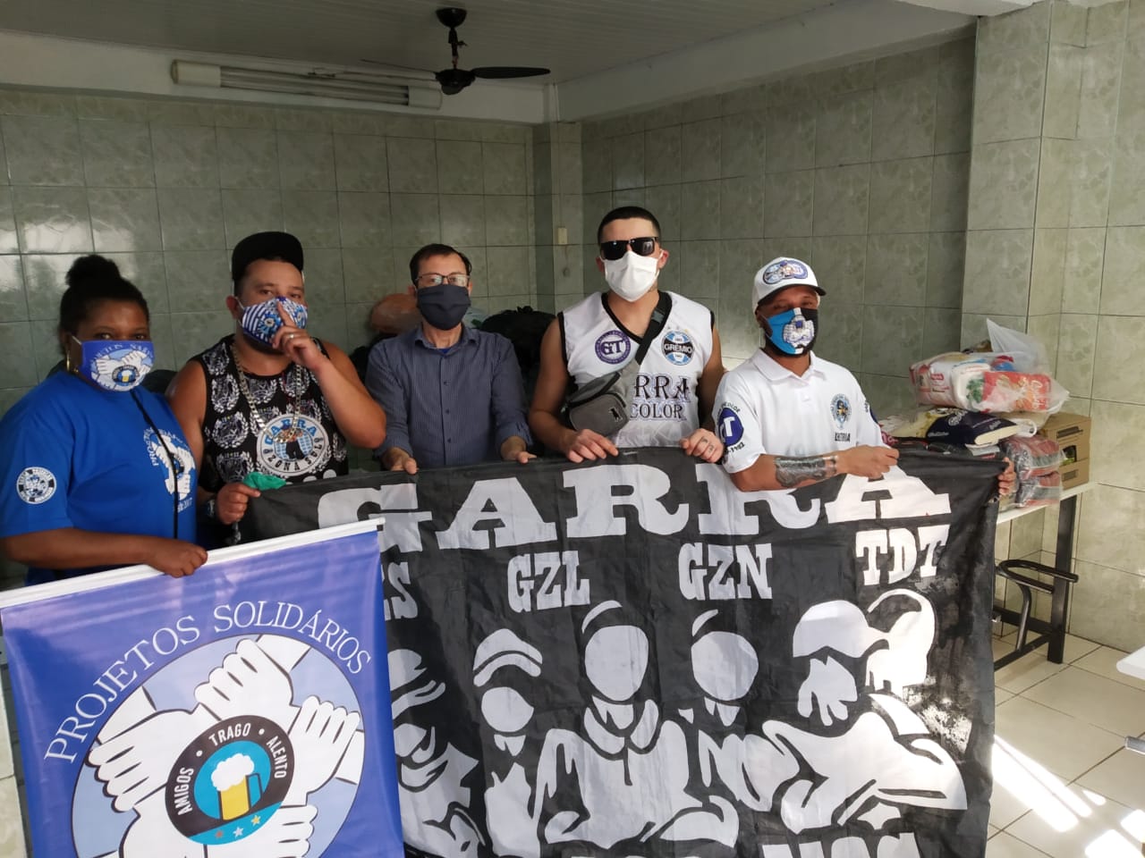 Vitrine do Bem: torcida organizada 'Garra Tricolor' doa alimentos