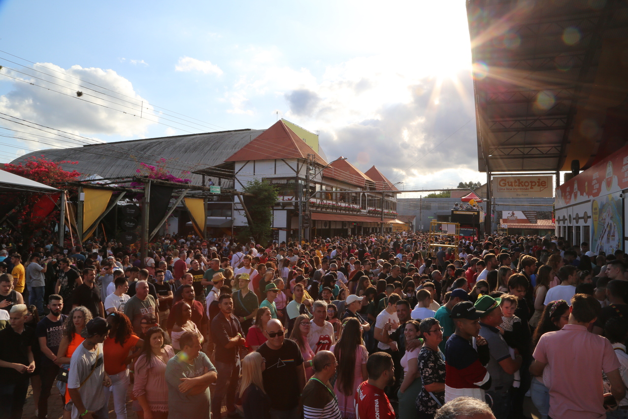 Cultura germânica e rock celebrados no segundo Super Sábado da Oktoberfest de Igrejinha