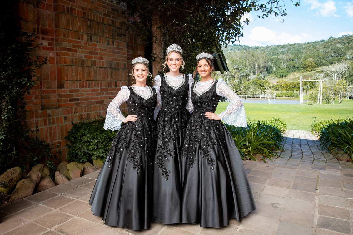 Traje oficial das soberanas da 35ª Oktoberfest de Igrejinha faz resgate cultural e histórico